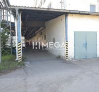 Produktionsräume in der Chemlonská-Straße in Humenné mit einem Blechdach und blauen Türen.