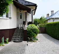Eingang zum Einfamilienhaus in Udavské mit einem gepflasterten Weg und einem gepflegten Garten.