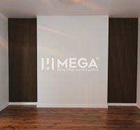 Weiße Wand und dunkle Holzverkleidung in einem Einfamilienhaus, Boden mit Holzdekor.