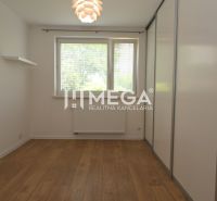 Ein Zimmer mit einem Holzboden und einem Einbauschrank in einem Einfamilienhaus.