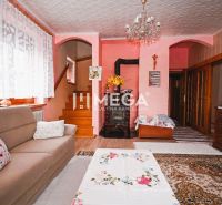 Wohnzimmer in einem Einfamilienhaus mit Kamin und Boden in Holzoptik.