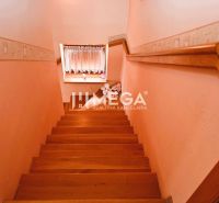 Treppe mit Boden in Holzoptik und Fenster, Einfamilienhaus.