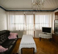 Wohnzimmer in einem Einfamilienhaus mit Ledersofa und Boden in Holzoptik.