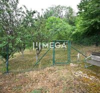 Garten mit Rasen und Bäumen im Einfamilienhaus auf dem Wohngebiet Poľana, Humenné.