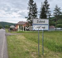 Landschaft in Zubné mit Straße und grünen Wohngebieten.