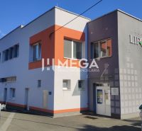 Ein Bürogebäude in der Lipová-Straße in Humenné mit einer sauberen Fassade und Parkmöglichkeiten.
