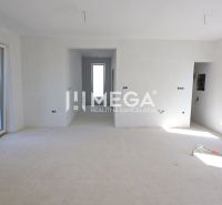 Ein geräumiges Zimmer in einem Einfamilienhaus mit Fenstern und unerledigten Arbeiten.