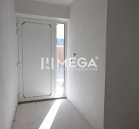 Flur mit weißen Wänden und Türen in einem Einfamilienhaus.