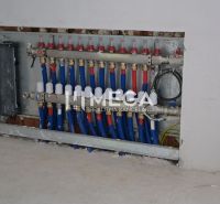 Verteilerkasten der Installationen im Innenbereich eines Einfamilienhauses mit blauen und roten Rohren.