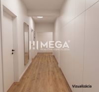 Ein Flur in einem Einfamilienhaus mit einem Boden in Holzoptik und moderner Kunst an der Wand.
