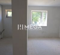 Leere Räume mit Fenstern und Installationsöffnungen in einem Einfamilienhaus.