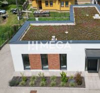 Ein Einfamilienhaus in der Gaštanová-Straße in Humenné mit einem Gründach und einer Zufahrtsstraße.