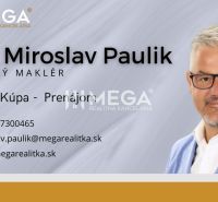 Vizitka realitného makléra s kontaktnými informáciami a logom kancelárie.

Visitenkarte eines Immobilienmaklers mit Kontaktdaten und dem Logo des Büros.