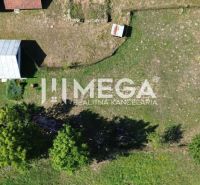 Luftaufnahme eines Einfamilienhauses in Kolbasov, umgeben von einem Garten und Grünflächen.
