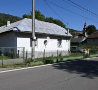 Ein Einfamilienhaus in Kolbasov in der Kolbasov-Straße, mit einem Blechdach und einem Zaun.