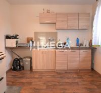 Eine Küche in einem Einfamilienhaus mit Holzboden-Dekor und hellen Möbeln.