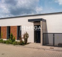 Einfamilienhaus in der Gaštanová-Straße in Humenné mit moderner Fassade und schönem Garten.