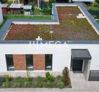 Ein Einfamilienhaus in der Gaštanová-Straße in Humenné mit extensivem Gründach und einem Parkplatz.