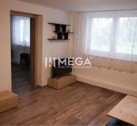 Wohnzimmer in einem Einfamilienhaus mit Holzboden und Möbeln.