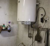 Ein Boiler im Technikraum eines Einfamilienhauses mit Wandbehältern.