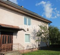 Ein Einfamilienhaus in der Staničná-Straße in Belá nad Cirochou mit einer einfachen Fassade und einem Garten.