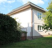Ein Einfamilienhaus in der Staničná-Straße in Belá nad Cirochou mit einem gepflegten Garten und Bäumen.