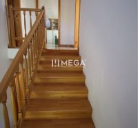 Treppe mit Geländer, Tür, Boden mit Holzdekor in einem Einfamilienhaus.