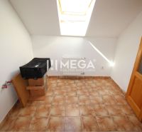 Kleiner Raum mit Dachfenster, Fliesenboden und Heizkörper in einem Einfamilienhaus.