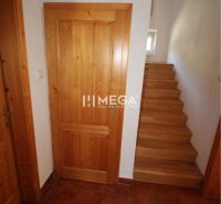 Ein Einfamilienhaus mit Holztüren und Treppe, Boden mit Holzdekor.