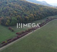 Wiesen und Wälder im Bereich der besonderen Immobilien bei Jasenov im Bezirk Jasenov.