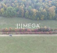 Blick auf die Wiesen und Wälder in Jasenov in der Straße Jasenov, Besondere Immobilien.