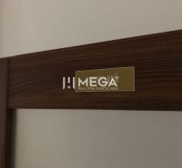 Innenraum des Gebäudes mit Detailansicht auf den Tisch der Immobilienagentur und das Zertifikat der Verifizierung.