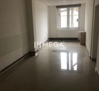Innenraum eines Gebäudes mit Holzboden und großem Fenster.