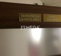 Holzdekor an der Tür mit Namensschildern Wirtschaftsbüro und Leitender Apotheker.