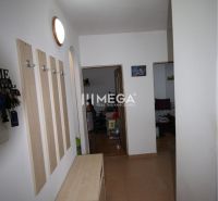 Flur in einer 2-Zimmer-Wohnung mit Garderobenwand und Schuhschrank.