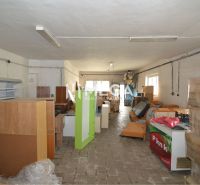 Einzelhandelsfläche mit Regalen, Boxen und Ausstattung, Boden mit Holzdekor.
