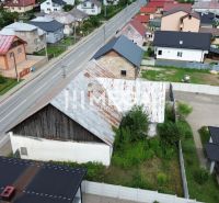 Friedensstraße in Stakčín mit Geschäftsräumen und umliegenden Häusern.