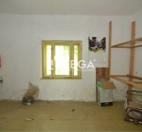 Gewerbefläche mit einfachem Waschbecken, Regalen und Fenster, ohne Bodenbelag mit Holzdekor.