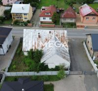 Ein Blick auf die Gebäude in der Mieru-Straße in Stakčín, umgeben von Grünflächen, geeignet für Geschäftsräume.
