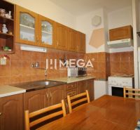 Küche in einer 3-Zimmer-Wohnung mit Holzmuster-Küchenzeile und Keramikfliesen.