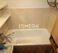 Badezimmer mit Badewanne in einer 3-Zimmer-Wohnung, einfache Fliesen und wenig Stauraum.