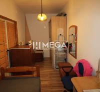 Gemütliches Zimmer mit Holzboden und Möbeln in einer 3-Zimmer-Wohnung.