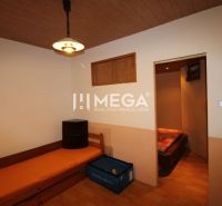 Ein Zimmer in einer 3-Zimmer-Wohnung mit einem Bett, einer Lampe und einem Boden in Holzoptik.