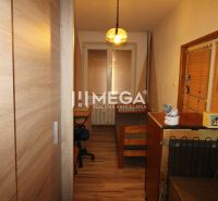 Kinderzimmer in einer 3-Zimmer-Wohnung mit Schreibtisch, Schrank und Boden mit Holzdekor.