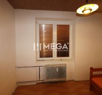 Ein Zimmer in einer 3-Zimmer-Wohnung mit einem Boden in Holzoptik und einem zentral platzierten Heizkörper.