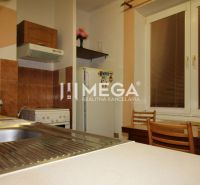 Küche in einer 3-Zimmer-Wohnung mit Spüle, Kühlschrank, Herd und Holzstühlen.