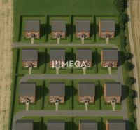 Entwerfen Sie ein Haus im Projekt Besondere Immobilien in Vranov nad Topľou, platziert auf grünen Grundstücken.