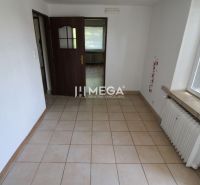 Innenraum einer 3-Zimmer-Wohnung mit Fliesen und Holztüren, erhellt durch Tageslicht.