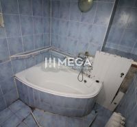 Badezimmer mit blauen Fliesen und Badewanne in einer 3-Zimmer-Wohnung.