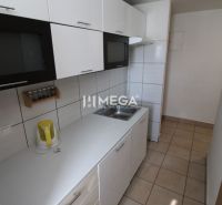 Küche in einer 3-Zimmer-Wohnung mit weißen Schränken und Fliesenboden.